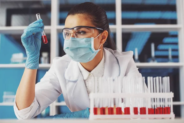 Laboratuvarda Bir Test Tüpü Ile Çalışan Çekici Kadın Bilim Adamı — Stok fotoğraf