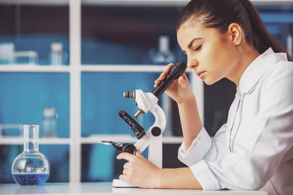 Yan Görünüm Çekici Kadın Bilim Adamı Bir Laboratuvarda Mikroskop Yoluyla — Stok fotoğraf