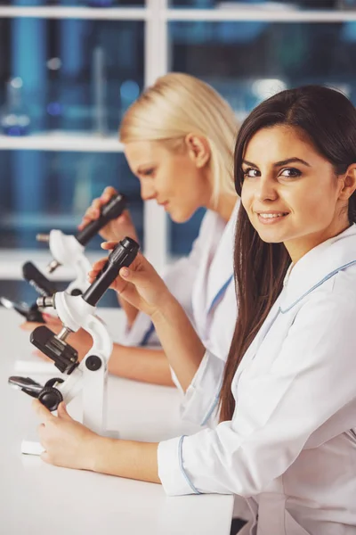 Pohled Strany Dvě Ženské Vědy Pracující Mikroskopy Laboratoři — Stock fotografie