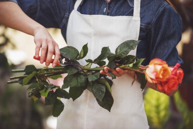 Close. Kadın çiçekçi kesme dükkanda maşa ile yükseldi.