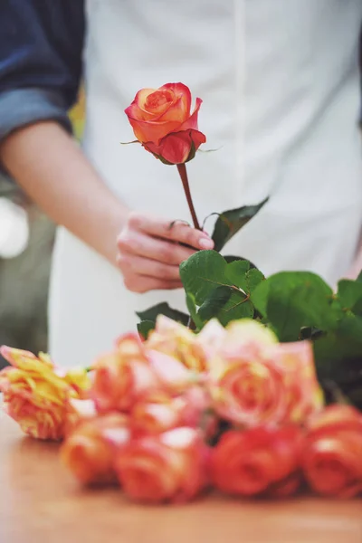 Close Young Female Florist Holding Rose — Stock Photo, Image