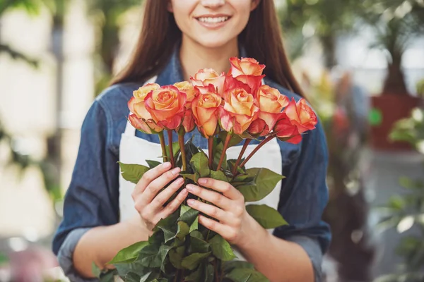 クローズ アップ バラと花束を持つ女性の花屋 — ストック写真