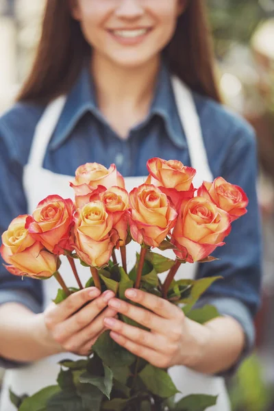 Primer Plano Florista Femenina Sosteniendo Ramo Con Rosas Enfoque Rosas —  Fotos de Stock