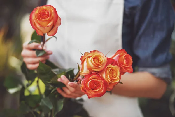 Close Hands Female Florist Holding Roses — Stock Photo, Image