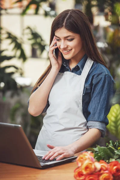 Retrato Una Florista Joven Hablando Por Teléfono Usando Portátil Una —  Fotos de Stock