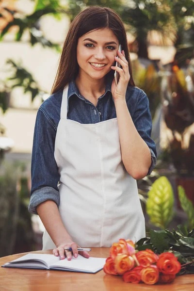 Porträtt Ung Kvinna Florist Prata Telefon Och Göra Anteckningar Blomsteraffär — Stockfoto