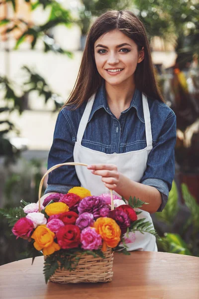 Ung Kvinnlig Florist Gör Bukett Med Blommor Butiken — Stockfoto