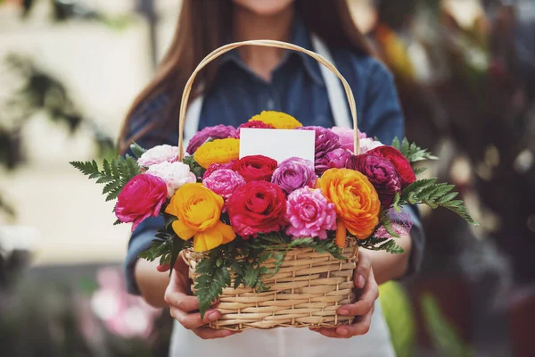 Primer Plano Joven Florista Femenina Sosteniendo Ramo Flores Tienda Céntrate —  Fotos de Stock