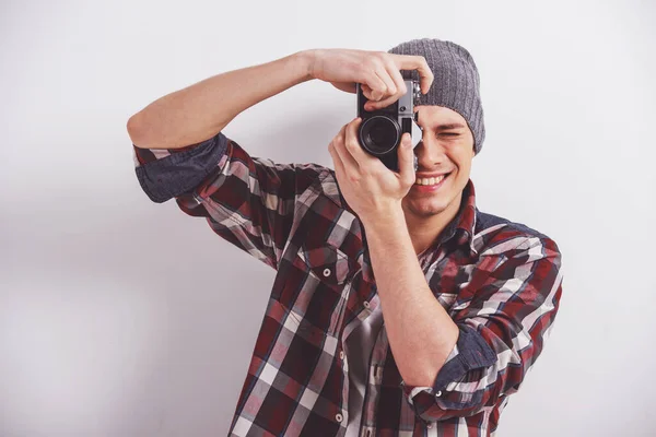 Giovane Sta Scattando Una Foto Con Una Vecchia Macchina Fotografica — Foto Stock