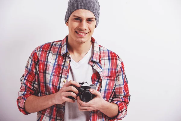 Yakışıklı Genç Adamın Portresi Vintage Kamera Tutuyor — Stok fotoğraf