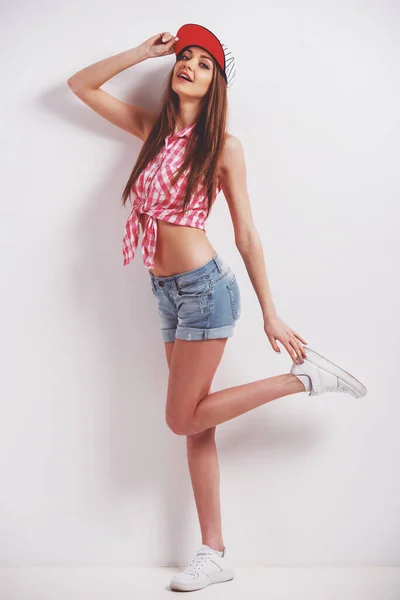 Joven Chica Con Estilo Ropa Casual Sobre Fondo Gris —  Fotos de Stock