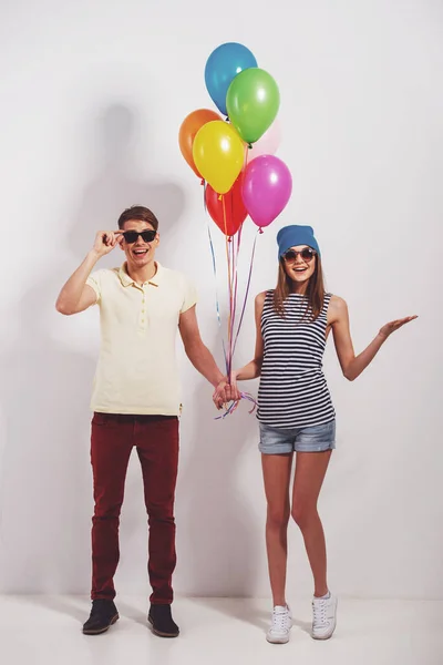 Schönes Paar Steht Auf Grauem Grund Hält Bunte Luftballons Und — Stockfoto