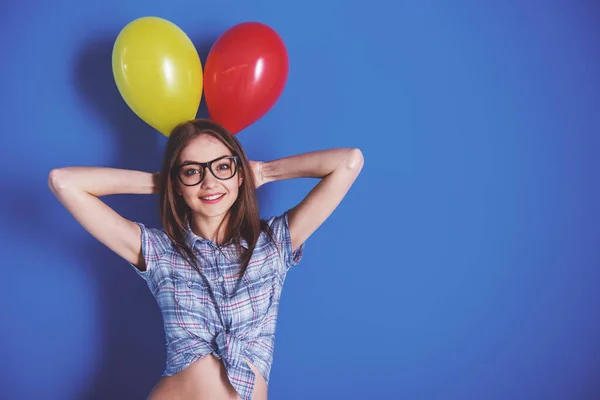 Aantrekkelijke Jonge Vrouw Houdt Twee Ballonnen Buurt Van Een Hoofd — Stockfoto