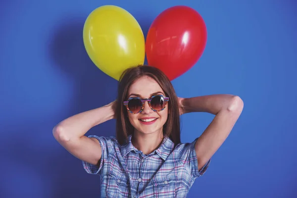 Attraente Giovane Donna Sta Tenendo Due Palloncini Vicino Una Testa — Foto Stock