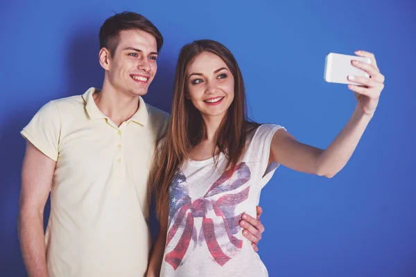 Όμορφο Ζευγάρι Που Διασκεδάζουν Μαζί Φτιάχνουν Selfie Μπλε Φόντο — Φωτογραφία Αρχείου
