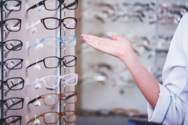 Gözlüklü genç kadın gözlük arıyor..