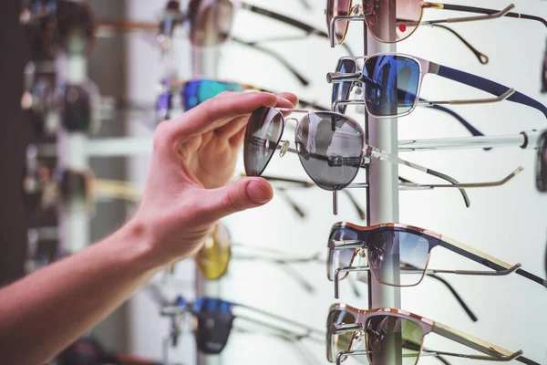 Ung Man Bara Händer Optiker Med Glasögon Letar Efter Solglasögon — Stockfoto