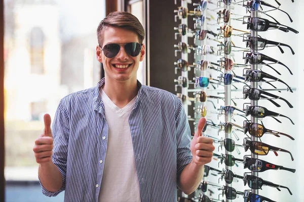 Retrato Feliz Cliente Masculino Está Usando Gafas Tienda —  Fotos de Stock
