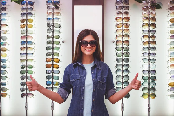 光ファイバー店で新しいメガネを購入する幸せな女性の顧客 — ストック写真