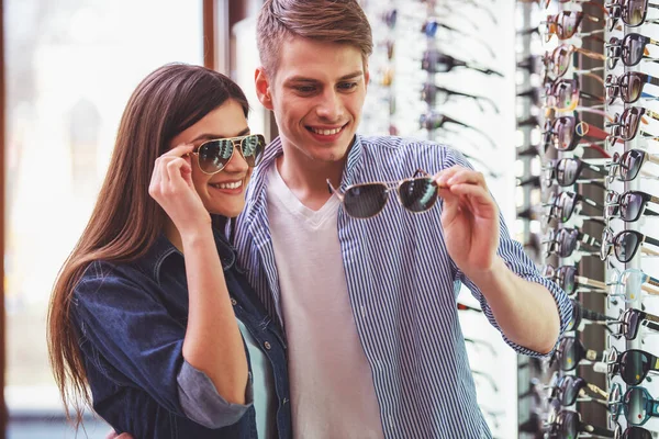 Young Couple Optician Store Looking Glasses — Stock Photo, Image
