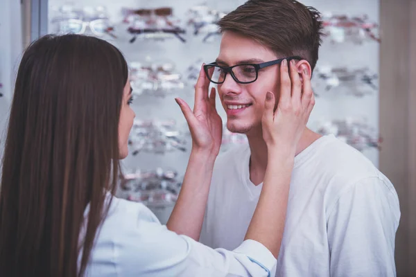 Optical Store Client Man Professional Specialist Help Choose — Stock Photo, Image