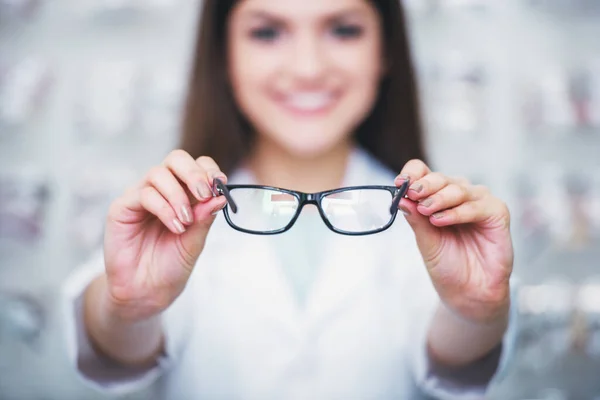 Augenarzt Blickt Brillengeschäft Die Kamera Professionelle Junge Arbeiterfrau — Stockfoto