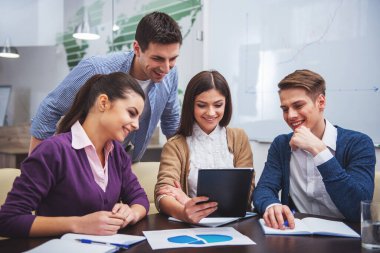 Ekip çalışması kavramı. Paylaşım ve tartışarak fikirler office toplantıda genç iş ortakları.