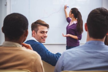 İş görüşmesi. Ekip çalışması kavramı. Konuşma için arkadaşları ile genç iş kadını.