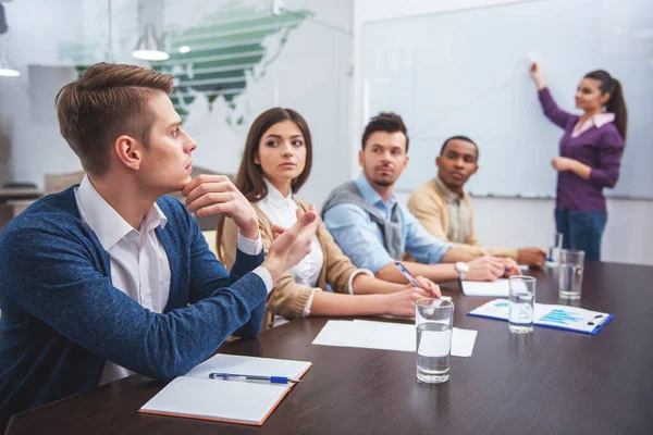 Säker Affärskvinna Möte Kontoret Med Team — Stockfoto