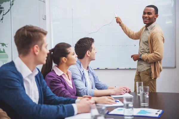 Selbstbewusster Internationaler Geschäftsmann Trifft Sich Büro Mit Team — Stockfoto