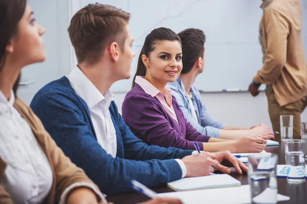 Concepto Trabajo Equipo Jóvenes Socios Negocios Están Trabajando Oficina —  Fotos de Stock