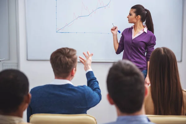 Reunión Negocios Concepto Trabajo Equipo Joven Mujer Negocios Con Discurso — Foto de Stock