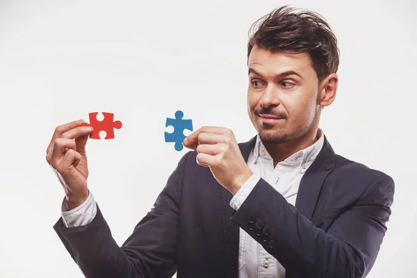 Hombre Guapo Traje Tratando Conectar Las Piezas Del Rompecabezas Fondo — Foto de Stock