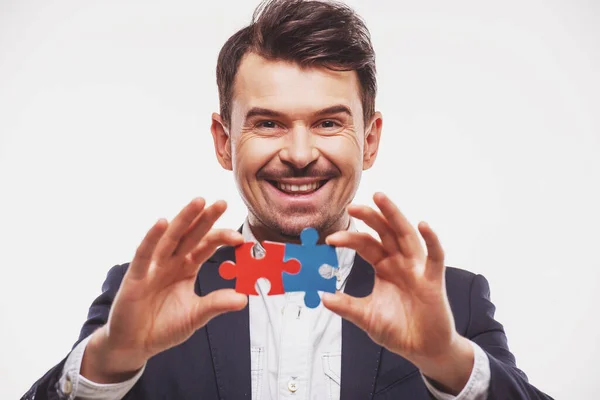 Hombre Guapo Traje Tratando Conectar Las Piezas Del Rompecabezas Fondo — Foto de Stock