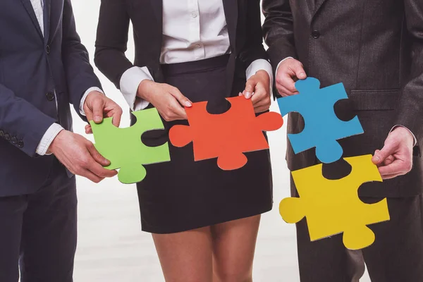 Close Business People Wanting Put Pieces Puzzle Together — Stock Photo, Image
