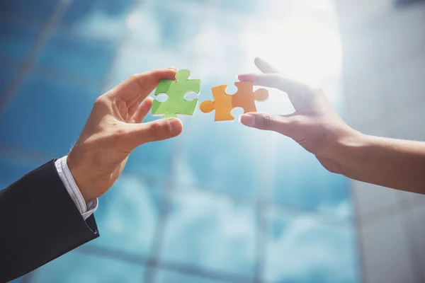 Closeup Business People Wanting Put Two Pieces Puzzle Together Sky — Stock Photo, Image