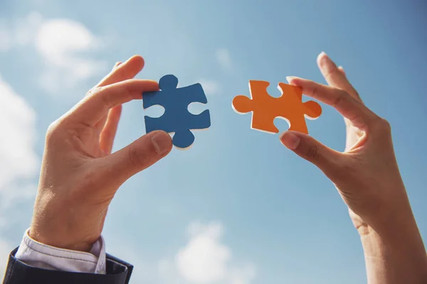 Nahaufnahme Von Geschäftsleuten Die Zwei Puzzleteile Zusammenfügen Wollen Himmel Hintergrund — Stockfoto