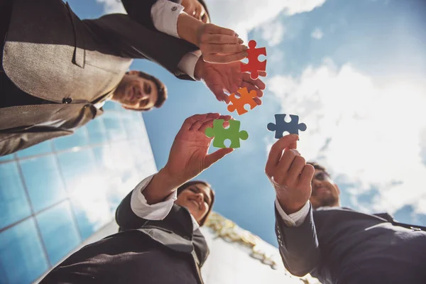 Nahaufnahme Von Geschäftsleuten Die Vier Puzzleteile Zusammenfügen Wollen Teamarbeit — Stockfoto