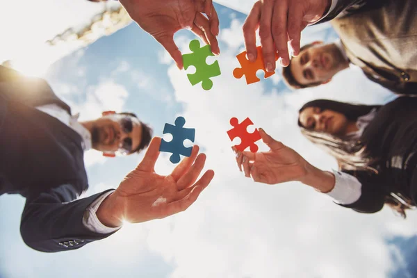 Closeup Business People Wanting Put Four Pieces Puzzle Together Team — Stock Photo, Image