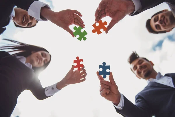 Nahaufnahme Von Geschäftsleuten Die Vier Puzzleteile Zusammenfügen Wollen Teamarbeit — Stockfoto