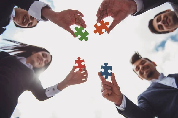 Close Van Zakenmensen Die Vier Puzzelstukjes Samen Willen Zetten Team — Stockfoto