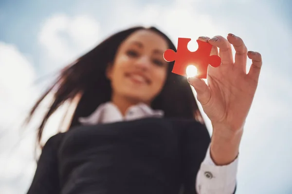 Schöne Geschäftsfrau Gekleidet Formale Holding Puzzle Himmel Hintergrund — Stockfoto