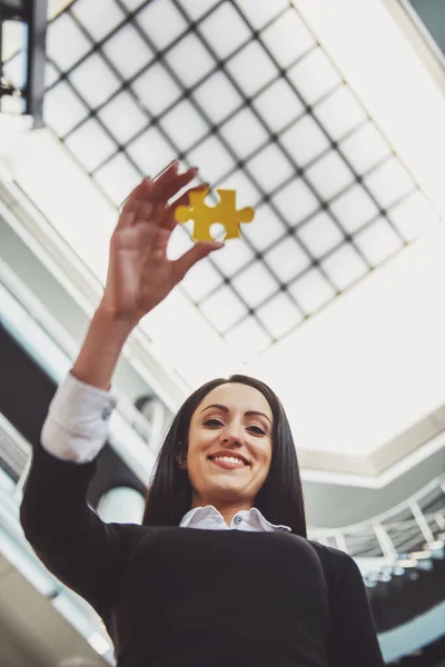 Giovane Bella Donna Giacca Cravatta Con Pezzi Puzzle — Foto Stock