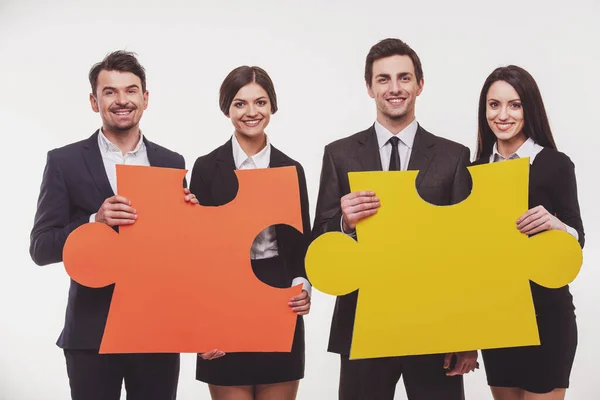 Bild Von Vier Selbstbewussten Menschen Die Puzzleteile Zusammenfügen Wollen Teamarbeit — Stockfoto