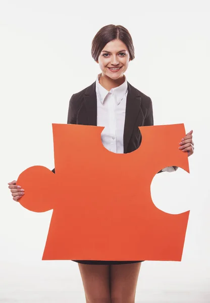 Jonge Mooie Vrouw Pak Bedrijf Groot Stuk Van Puzzel — Stockfoto