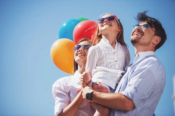 Ευτυχισμένη Οικογένεια Μπαλόνια Κοιτώντας Ψηλά Υπαίθρια Μια Καλοκαιρινή Μέρα — Φωτογραφία Αρχείου