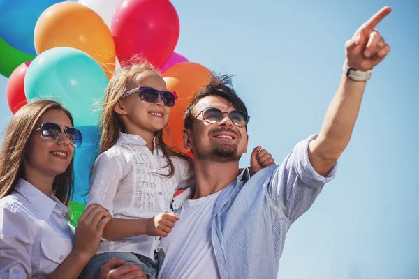 Família Feliz Com Balões Olhando Livre Dia Verão — Fotografia de Stock