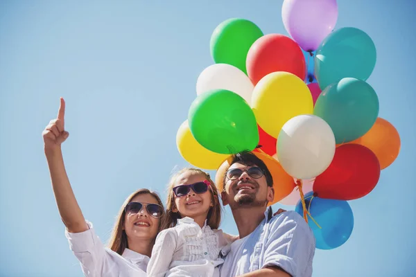 Família Feliz Com Balões Olhando Para Cima Livre Dia Verão — Fotografia de Stock