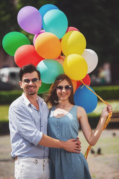 Kärlek Och Holiday Koncept Unga Lyckliga Paret Håller Färgglada Ballonger — Stockfoto