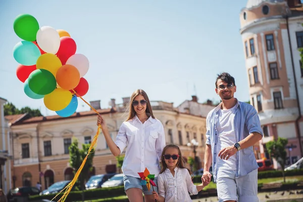 Utcán Európai Város Csomó Színes Lufi Boldog Fiatal Család — Stock Fotó